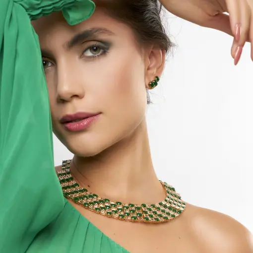 COLAR COM CRISTAIS OVAIS ESMERALDAS BANHADA A OURO