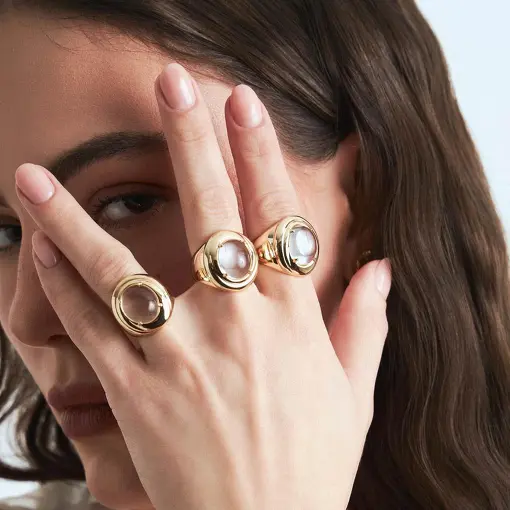 ANEL ABAULADO COM CRISTAL OVAL