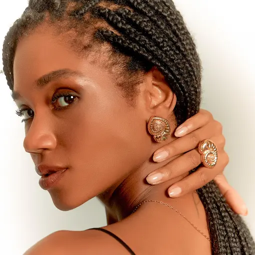 BRINCO DE CONCHA CARACOL COM CRISTAL DE GOTA