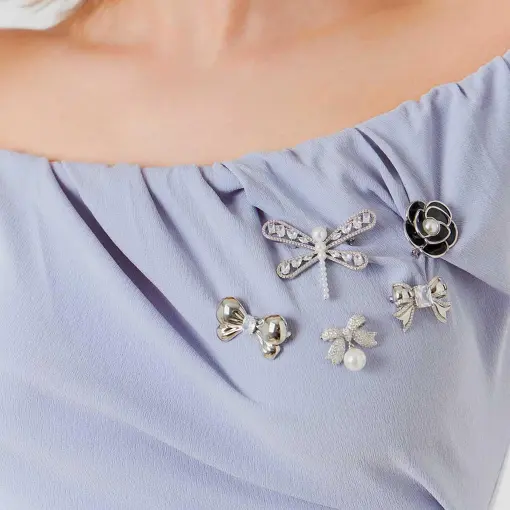 BROCHE DE LAÇO COM CRISTAL RETANGULAR BANHADO A RÓDIO