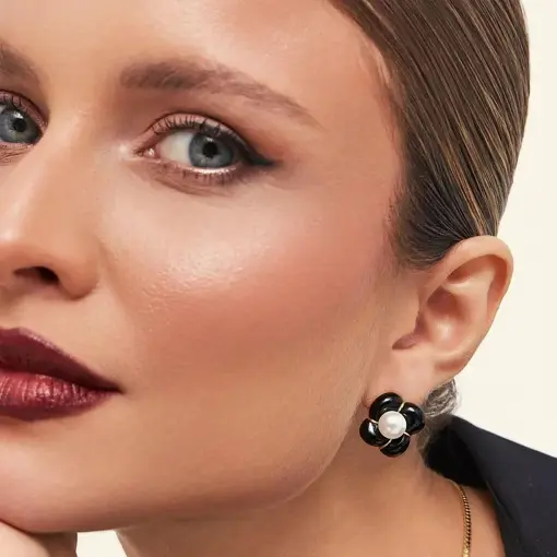 BRINCO DE FLOR ESMALTADO COM PÉROLA