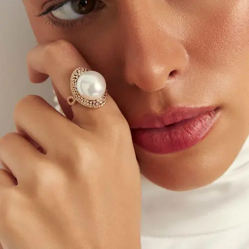 ANEL OVAL COM PÉROLA SHELL E ZIRCÔNIAS