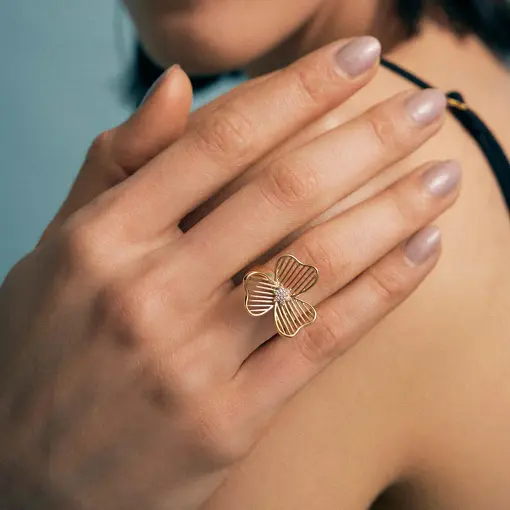 ANEL DE FLOR CURVO E VAZADO COM ZIRCÔNIAS