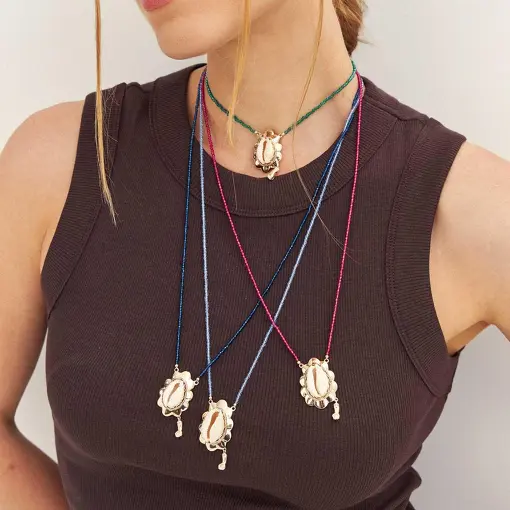 COLAR COM PINGENTE DE BÚZIO E CRISTAIS BANHADO A OURO