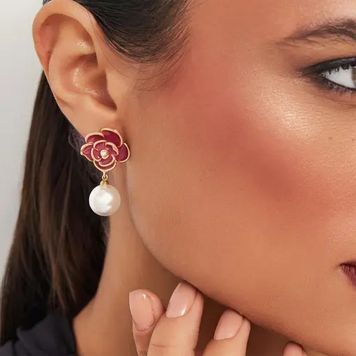 BRINCO DE FLOR ESMALTADO COM PÉROLA EM PÊNDULO