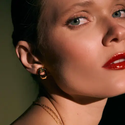 BRINCO GEOMÉTRICO COM CRISTAL RETANGULAR