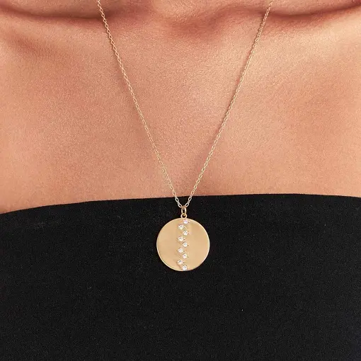 COLAR COM PINGENTE REDONDO E CRISTAIS BANHADO A OURO