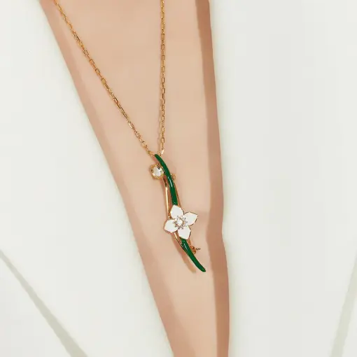 COLAR COM PINGENTE ESMALTADO DE FLOR EM BROCHE BANHADO A OURO