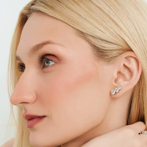 BRINCO EAR CUFF CURVO COM CRISTAIS REDONDOS PRATA RODINADA