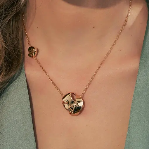 COLAR COM PINGENTE CURVO TRANÇADO LISO